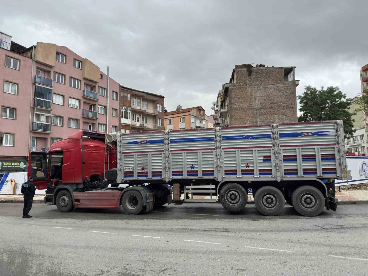 Uşak\'ta tırın çarptığı 74 yaşındaki yaya ağır yaralandı, sürücü gözaltına alındı