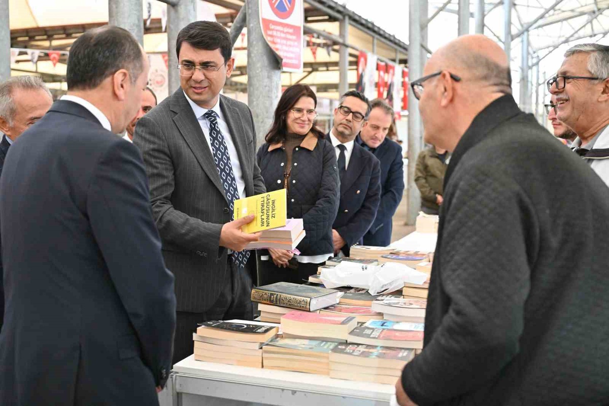 Uşak Valisi Kartal, Uşak Kitap Fuarı’nda stantları gezdi ve bilgi aldı
