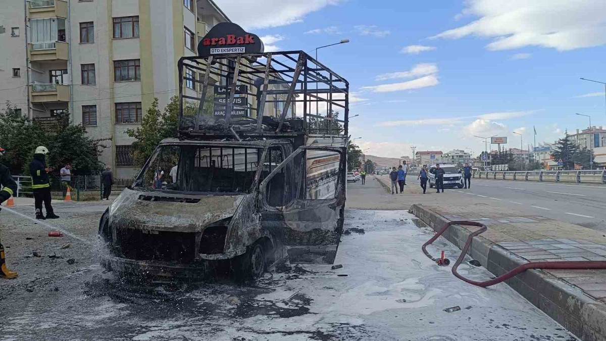 Van İpekyolu\'nda park halindeki kamyonetin motoru yandı, 20 dakikada söndürüldü