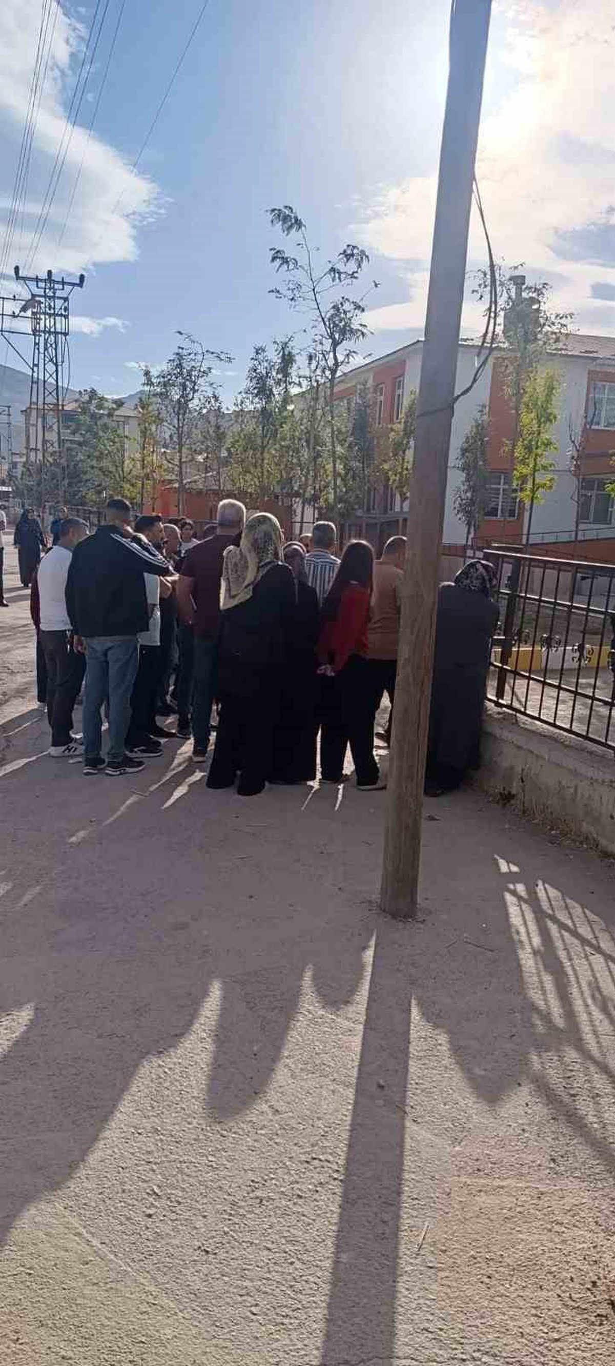 Van Tuşba\'da okula pompalı tüfekle gelen öğrencinin silahına polis el koydu