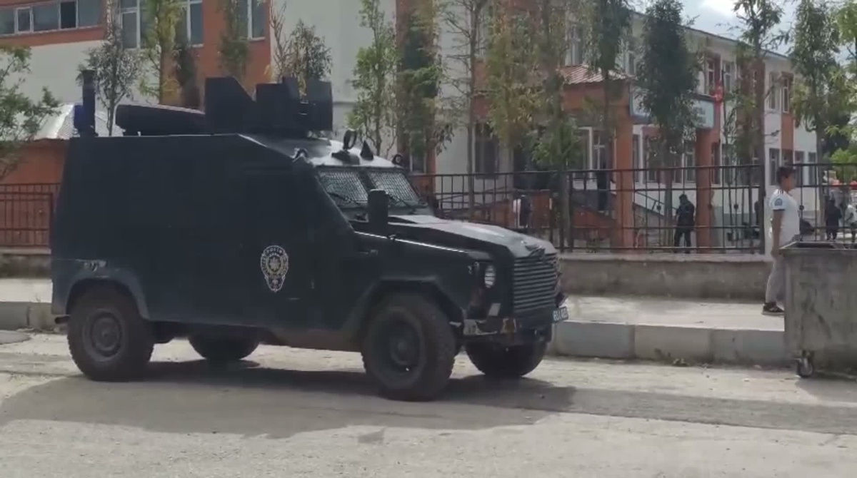 Van Tuşba\'da okula pompalı tüfek getiren kız öğrenci polis merkezine götürüldü