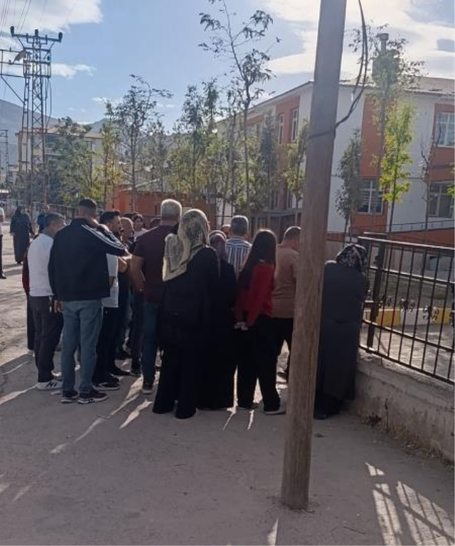 Van'da korku dolu anlar! Kız öğrenci okula pompalı tüfekle geldi
