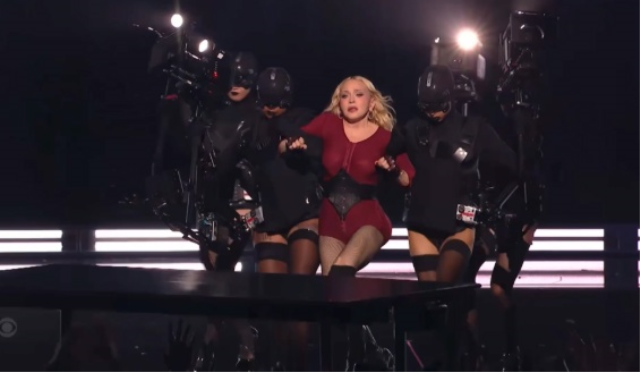 VMAs’ta Madonna şoku! 68 yaşındaki şarkıcı performans sırasında platforma fırlatıldı