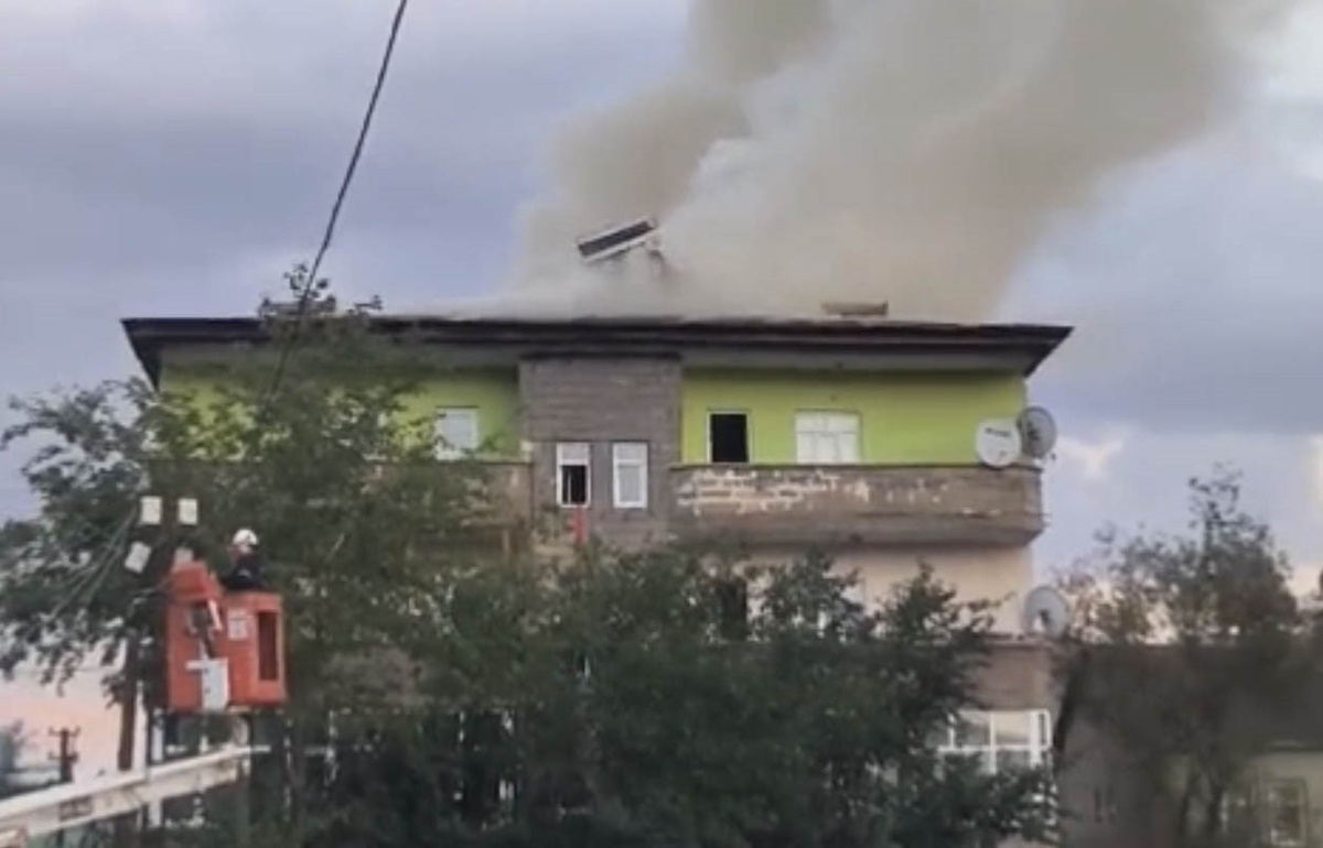 Yüksekova\'da apartman deposundaki yangın daireye sıçradı, can kaybı yaşanmadı