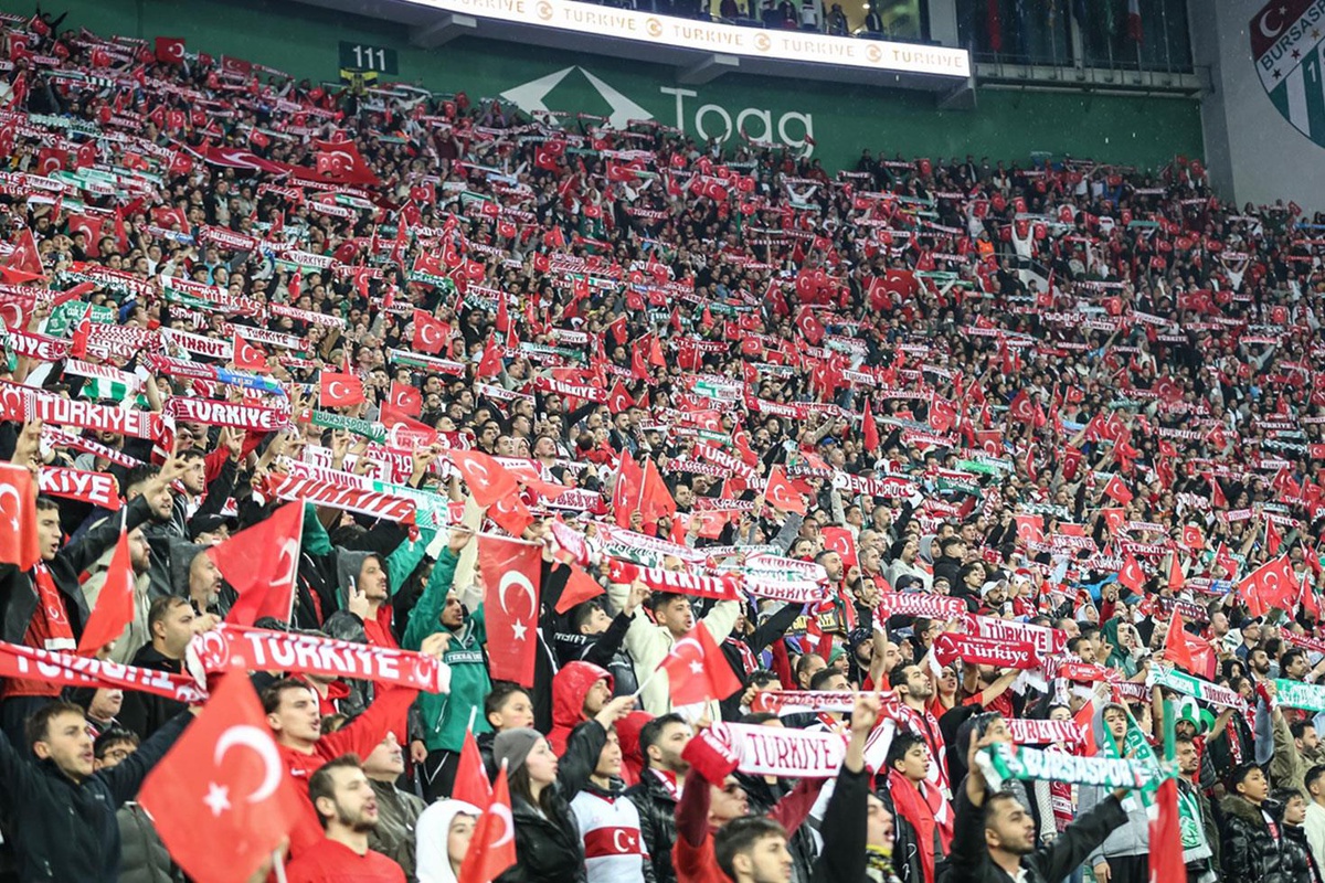 4-1\'lik yenilgi sonrası tribünler patladı! Bir tek Arda\'yı alkışladılar