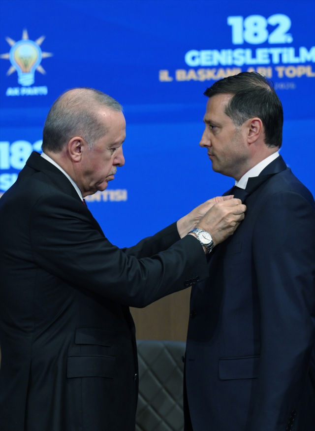 Cumhurbaşkanı Erdoğan, AK Parti'ye yeni katılan belediye başkanlarına rozetlerini taktı