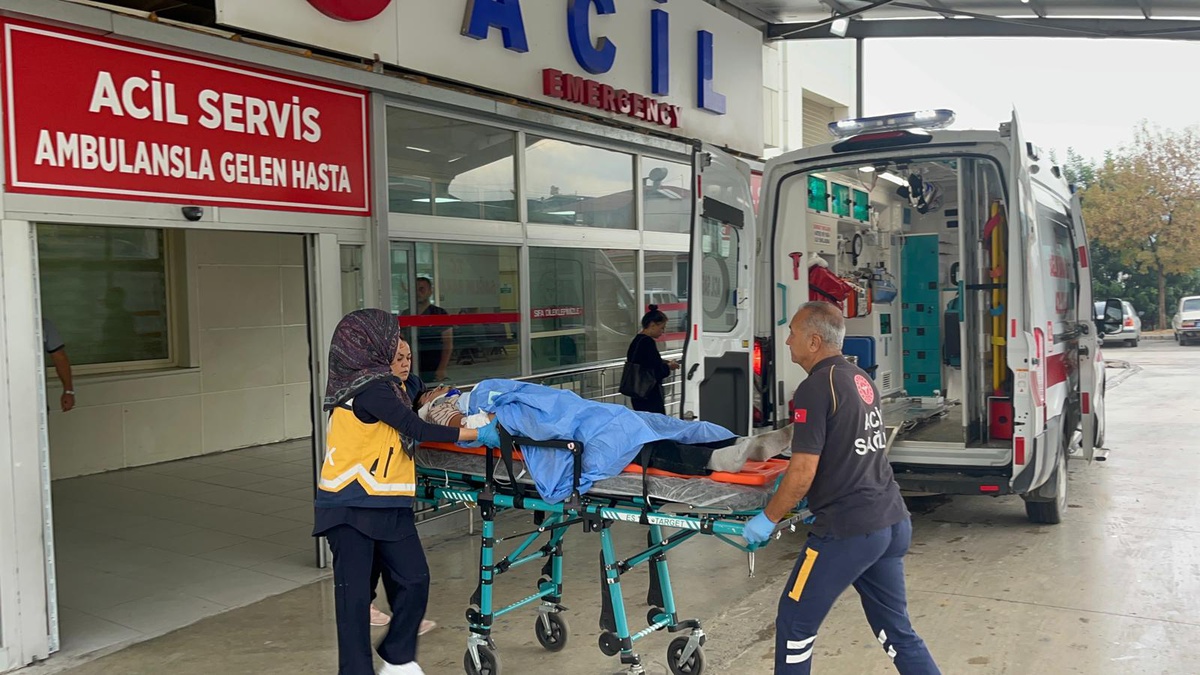 Adana Kozan\'da otomobille çarpışan 17 yaşındaki motosiklet sürücüsü yaşamını yitirdi