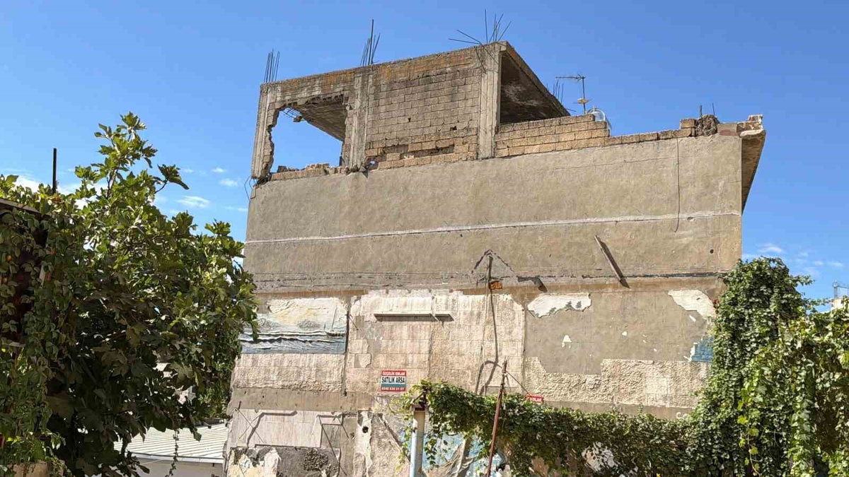 Adıyaman\'da ağır hasarlı binalar, ihaleyi alan firmalar başlamayınca yıkılamadı