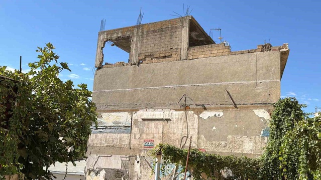 Adıyaman'da ağır hasarlı binalar, ihaleyi alan firmalar başlamayınca yıkılamadı