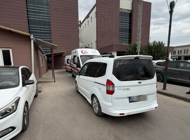 Adıyaman'da ambulans girişini kapatan araç kaldırıldı, sürücüye ceza kesildi