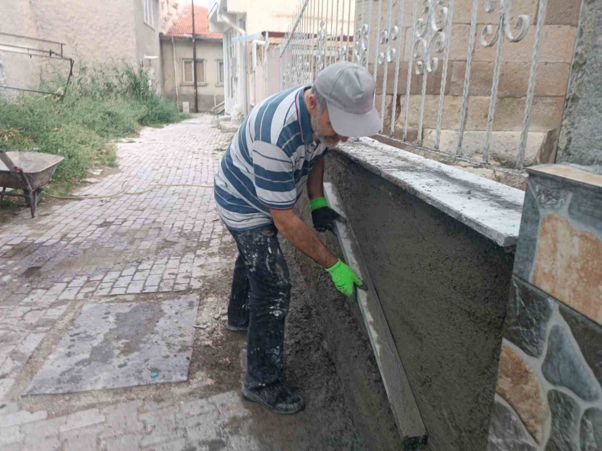 Afyonkarahisar Bolvadin\'de cami imamı, şadırvan tadilatını usta çağırmadan yaptı