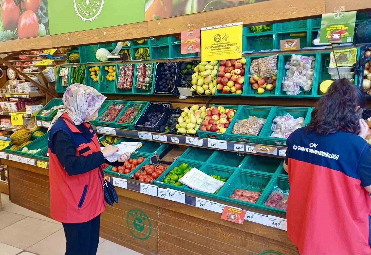 Afyonkarahisar\'da marketlerde tarımsal ürün fiyatları TÜFİS için kayda geçirildi