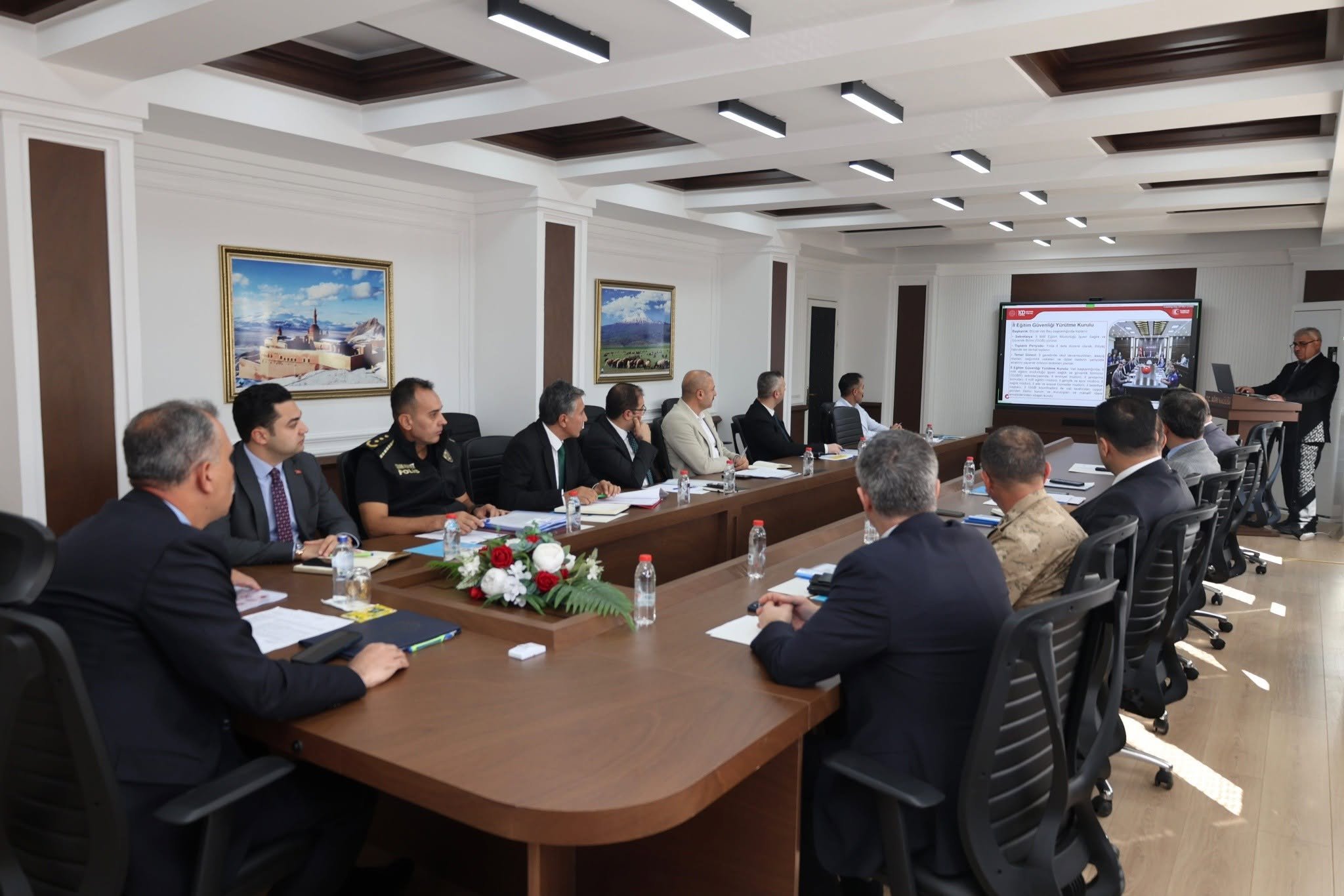 Ağrı'da eğitim güvenliği kurulu, Vali Önder Bozkurt başkanlığında toplandı