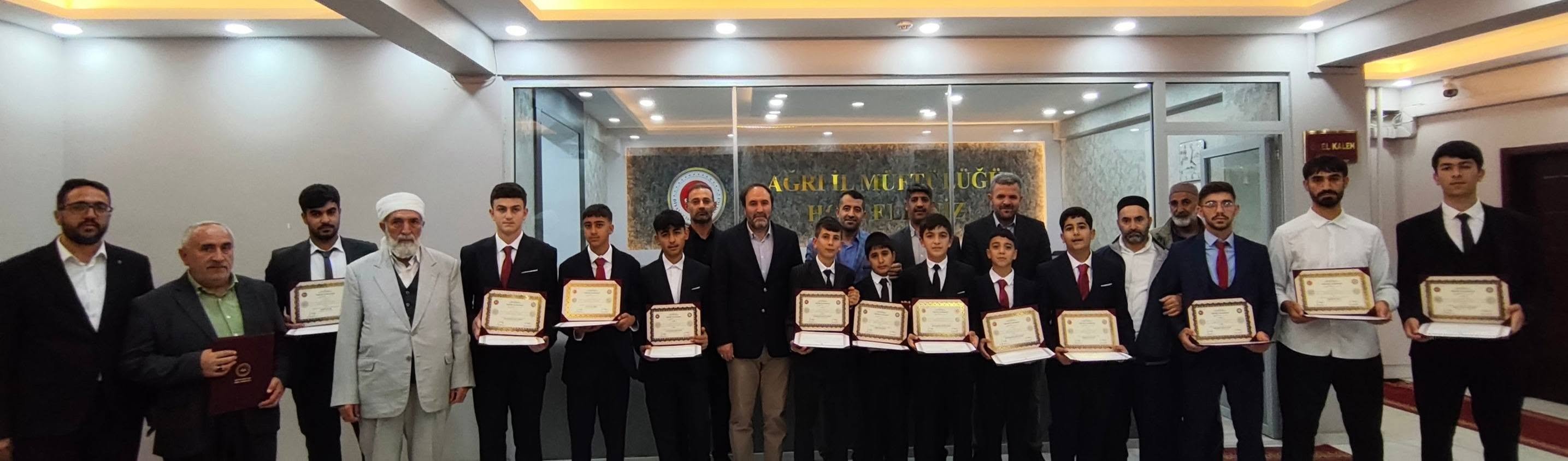 Ağrı'da hafızlık sınavını geçen öğrencilere belgeleri törenle takdim edildi