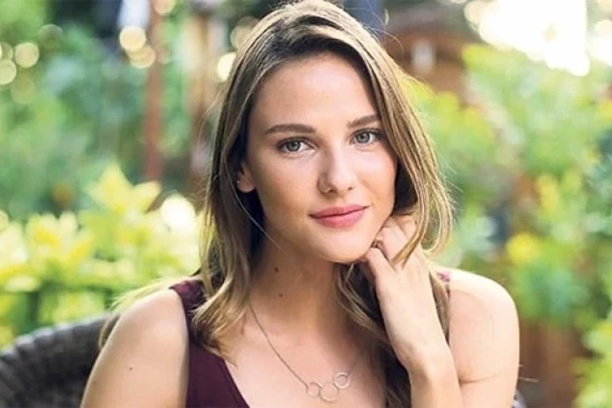 Alina Boz\'dan karnı burnunda yeni pozlar! Kızını kucağına almak için gün sayıyor