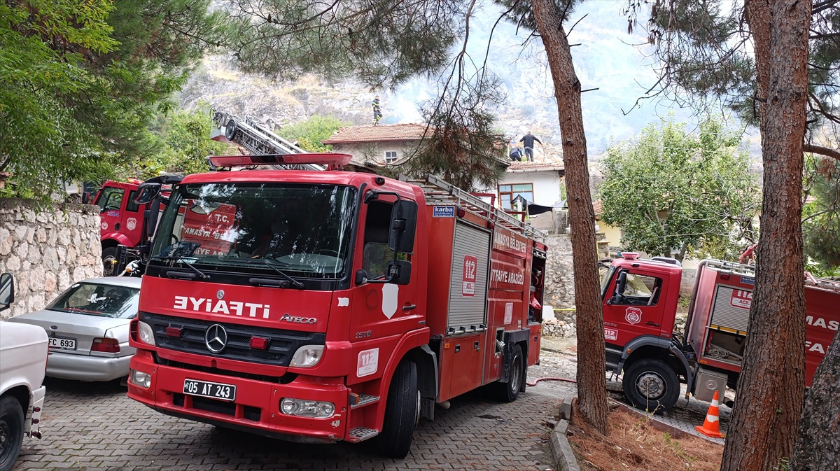 Amasya Kurşunlu Mahallesi\'nde 2 katlı evde çıkan yangında evin bir bölümü hasar gördü