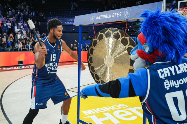 Anadolu Efes, Real Madrid'i devirdi