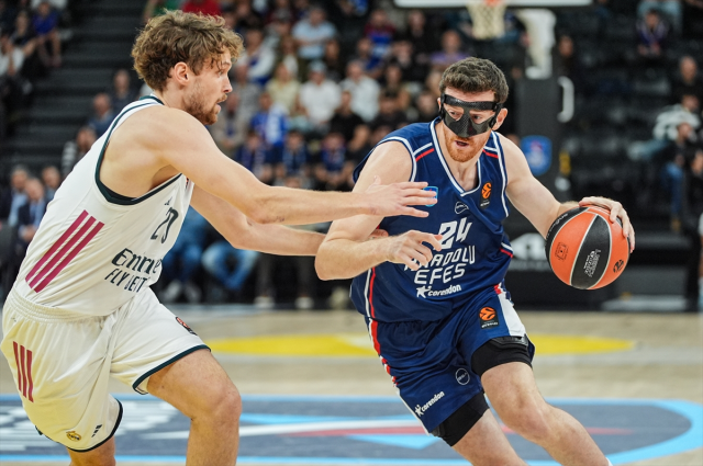 Anadolu Efes, Real Madrid'i devirdi