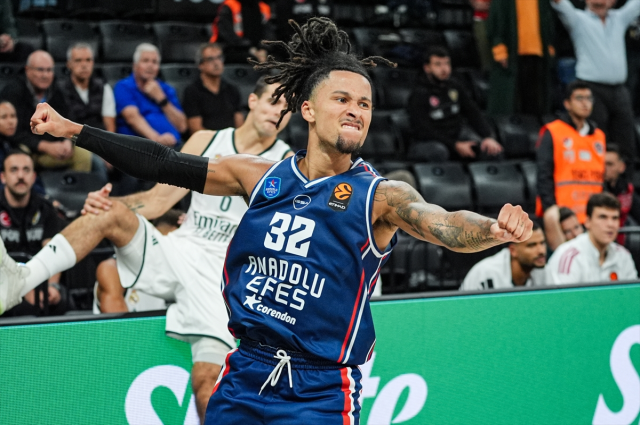 Anadolu Efes, Real Madrid'i devirdi