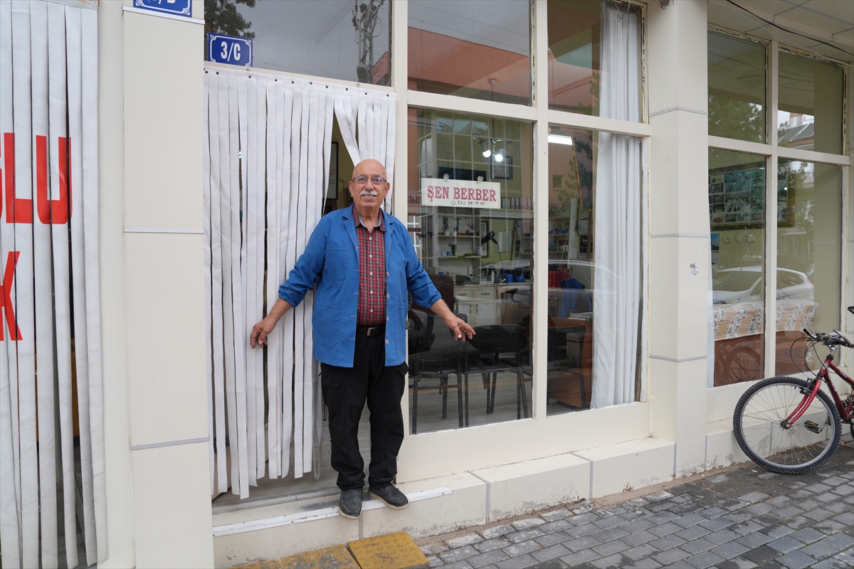 Ankara Çubuk\'ta 72 yaşındaki berber Necip Şen, emekli olmasına rağmen çalışıyor