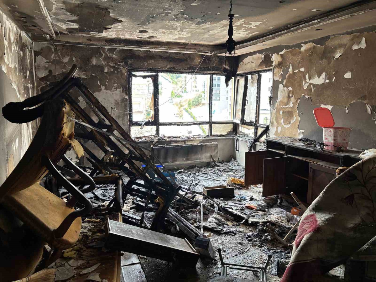 Ankara Mamak\'ta apartman yangınında mahsur kalan anne ve oğlunu itfaiye kurtardı