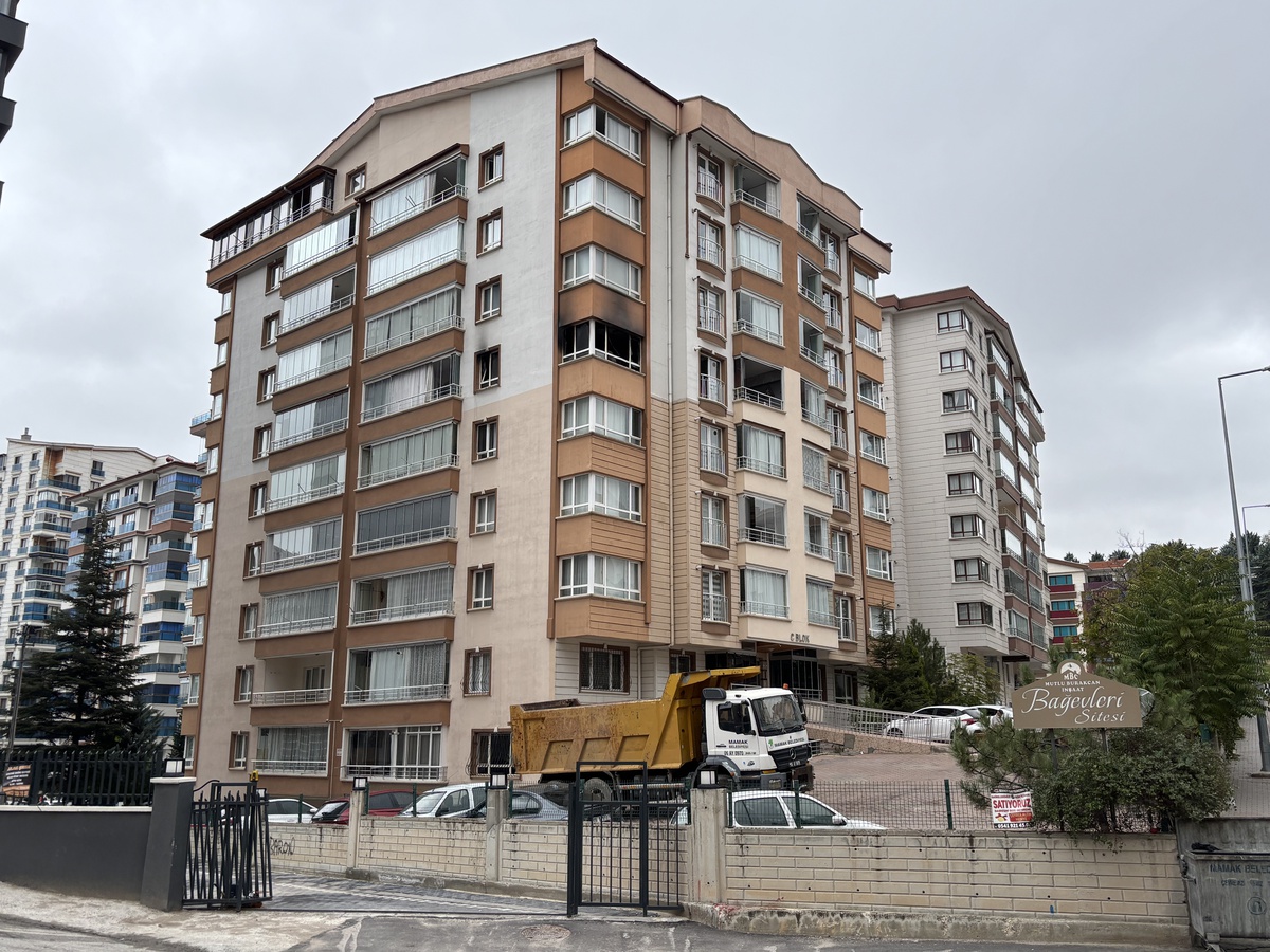 Ankara Mamak\'ta yangında mahsur kalan anne ve oğlu itfaiye ekiplerince kurtarıldı