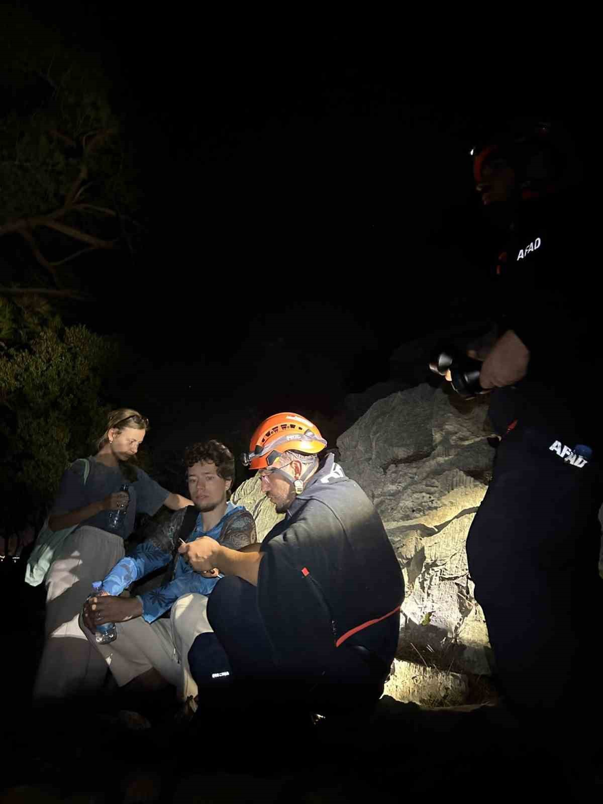Antalya\'da yürüyüşte kaybolan 2 Rus turist, AFAD\'ın termal dronuyla 3 saatte bulundu