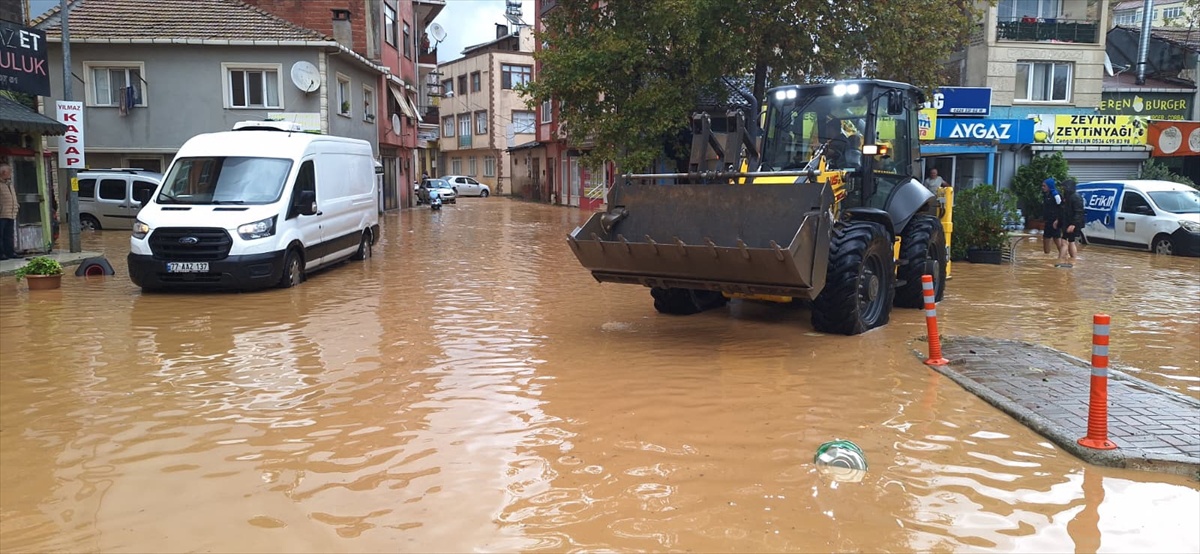 Yalova Armutlu\'da sağanak bazı iş yerlerini su bastı, ekipler suyu tahliye ediyor
