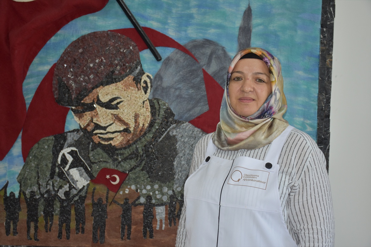 Atık mermerler kadın usta öğreticinin elinde sanat eserine dönüşüyor