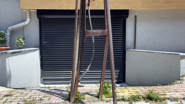 Binayı inşa ettiler, elektrik direğini hesaba katmadılar! Şimdi ise araçları sokağa park ediyorlar