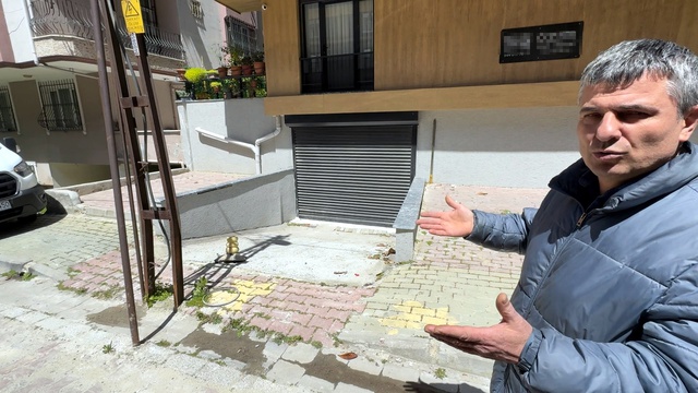 Binayı inşa ettiler, elektrik direğini hesaba katmadılar! Şimdi ise araçları sokağa park ediyorlar