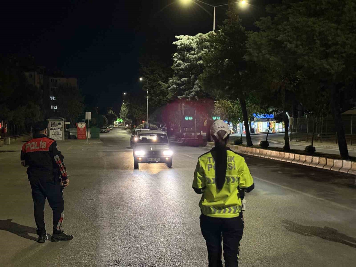 Aydın\'da polis huzur uygulamalarıyla şüpheli araç ve şahısları denetliyor