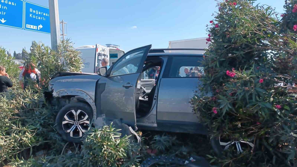 Aydın Söke\'de araçla çarpışan motosiklet sürüklendi, kazada 3 kişi yaralandı