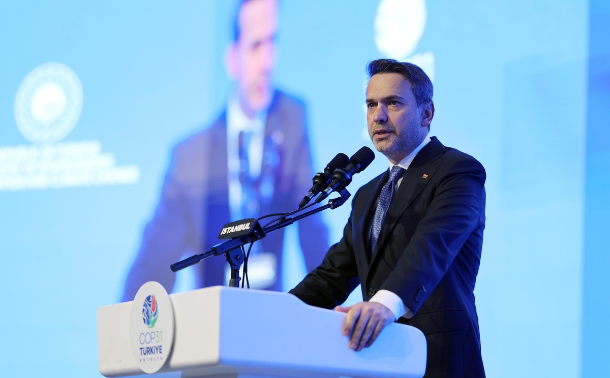 Bakan Bayraktar, günlük petrol ve doğal gaz üretiminde 1 milyon varil hedefini açıkladı