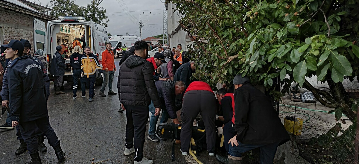 Balıkesir İvrindi\'de römorku devrilen traktördeki 23 işçi hastanelere kaldırıldı