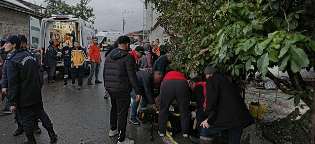 Balıkesir İvrindi'de römorku devrilen traktördeki 23 işçi hastanelere kaldırıldı