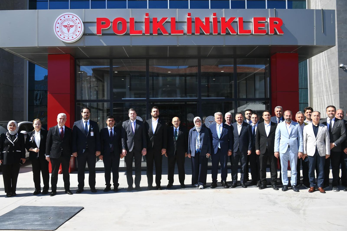 Vali Ustaoğlu, yeni binada hasta kabul eden Sındırgı Devlet Hastanesi\'ni inceledi