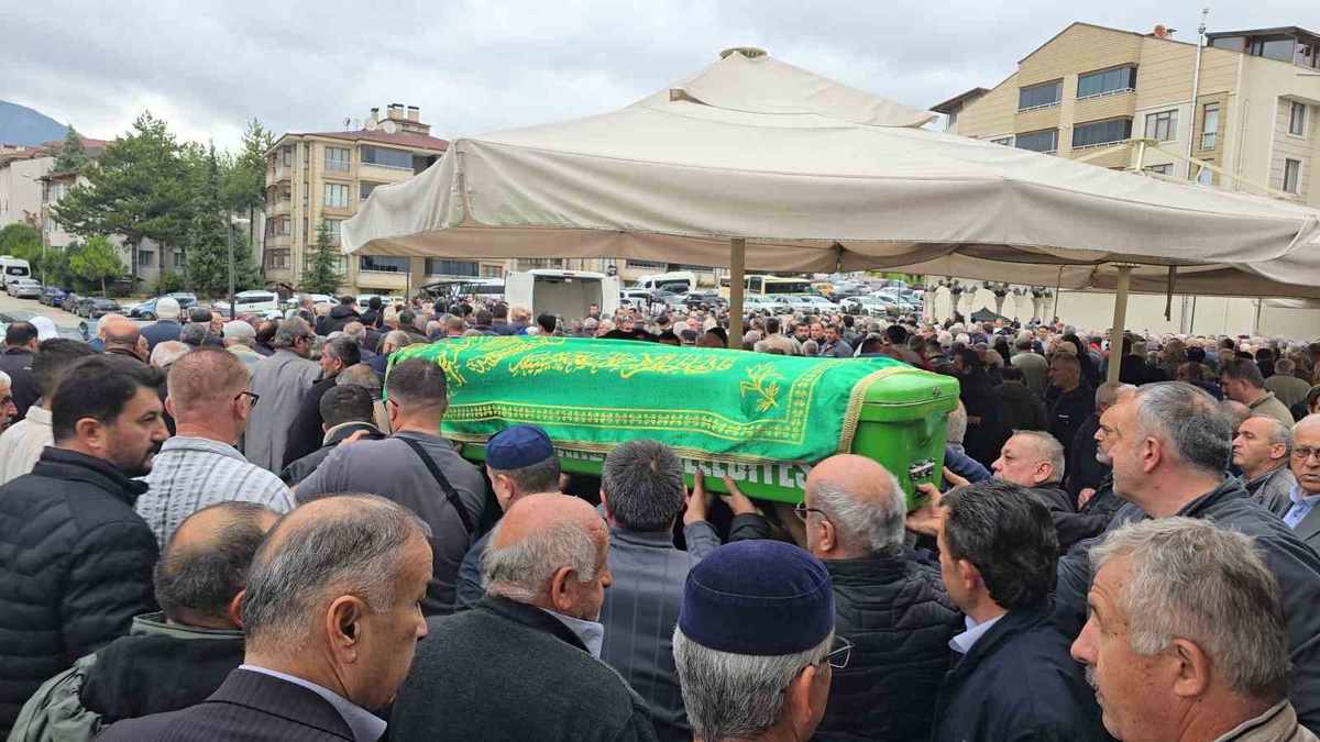 Kazada ölen minibüs sürücüsü Hakkı Özdemir Safranbolu\'da son yolculuğuna uğurlandı