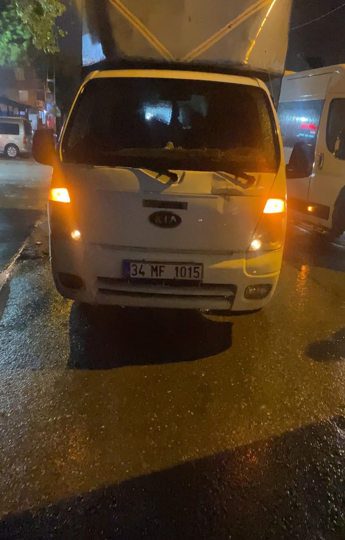İETT otobüsünün önünü kesen kamyonet sürücüsü Başakşehir\'de dakikalarca yolu kapattı