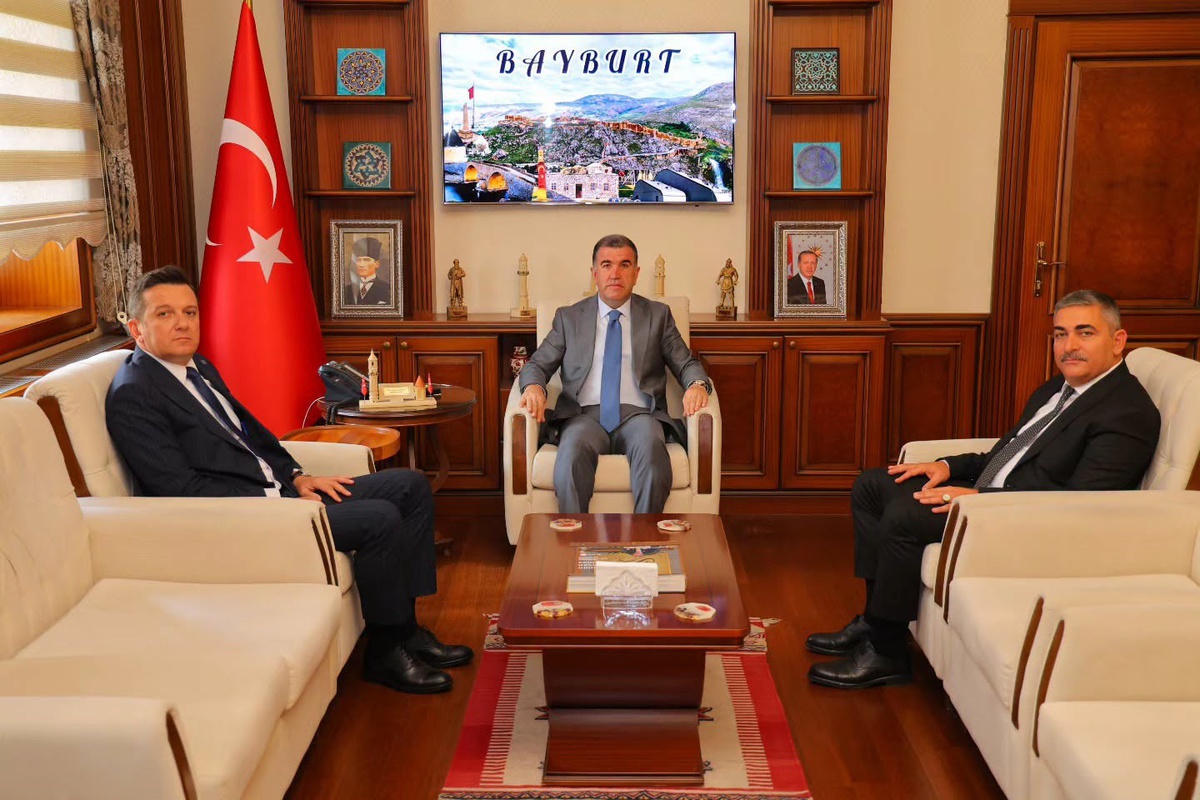 Bayburt Valisi Eldivan, yeni İl Emniyet Müdürü Karaduman\'a hayırlı olsun diledi