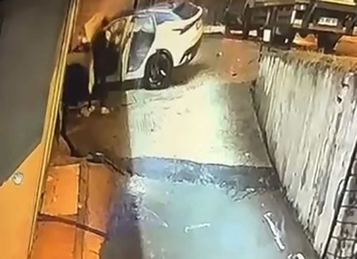 Beylikdüzü\'nde alev alan otomobilde mahsur kalan sürücüyü bir vatandaş kurtardı