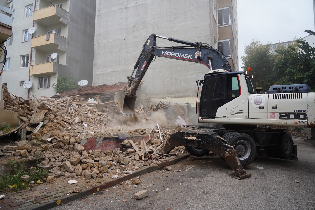 Bilecik Belediyesi, muhtarların talebiyle riskli metruk binaları yıkıyor
