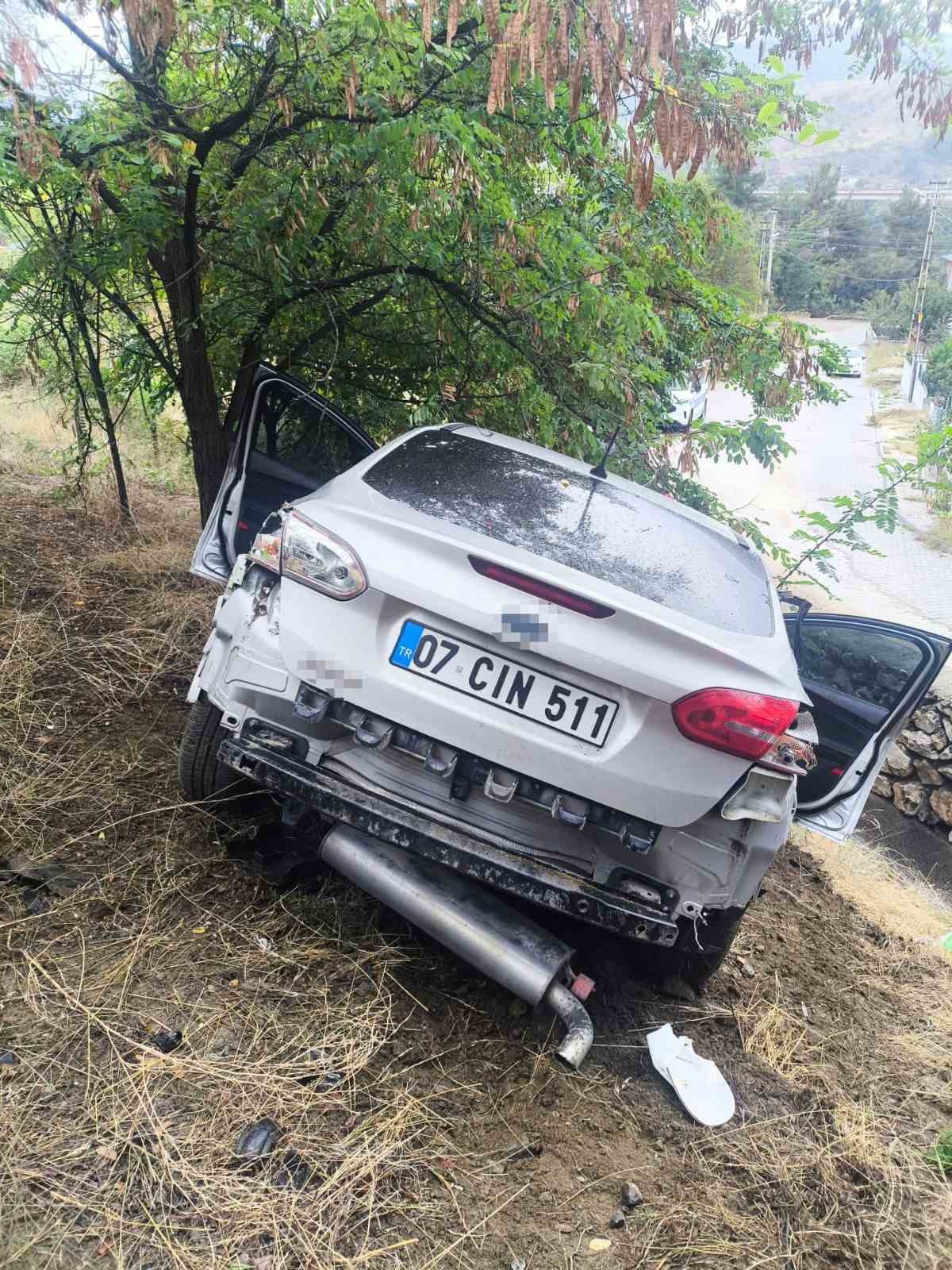 Bilecik\'te kontrolden çıkan otomobil şarampole uçtu, 4 kişi hastaneye kaldırıldı