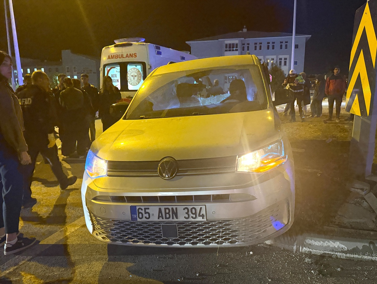 Bitlis\'te üniversite önünde minibüs ile hafif ticari araç çarpıştı, 6 kişi yaralandı