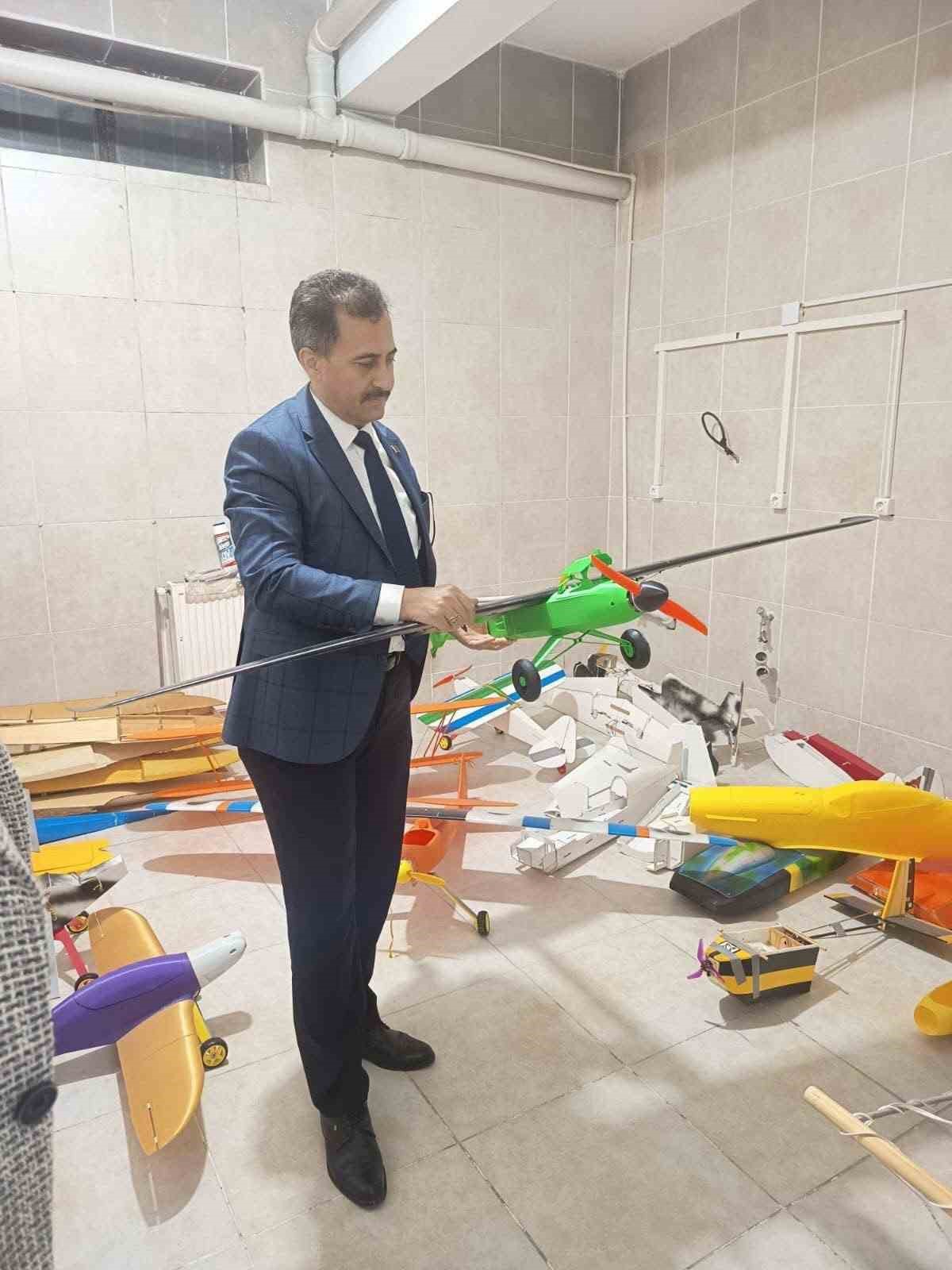 Milli Eğitim Müdürü Keleş, Bolvadin BİLSEM\'deki İHA ve SİHA tasarımlarını yerinde gördü