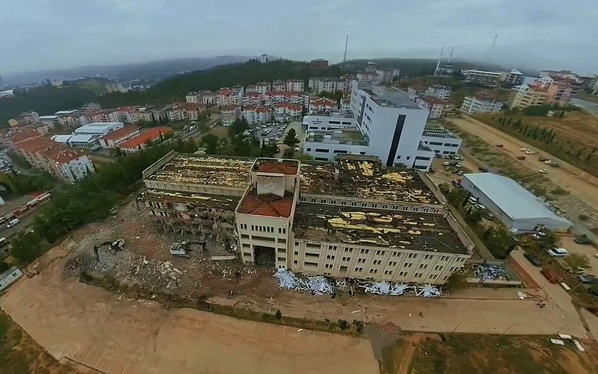 Sinop Boyabat\'ta eski hastane binasının yıkımı başladı, alan için kesin proje yok