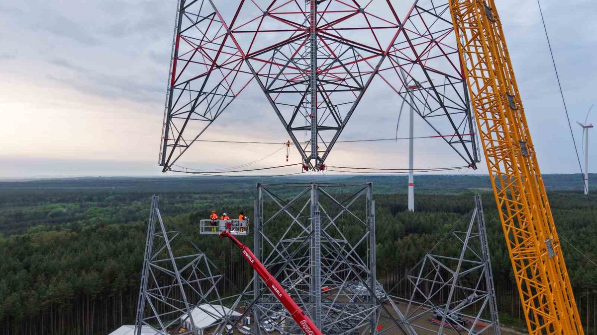 Brandenburg\'da 365 metre yüksekliğinde dünyanın en yüksek rüzgar türbini kuruldu