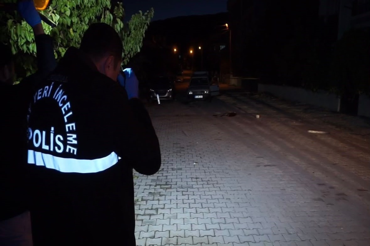 Burdur Gölhisar\'da kavgada kürekler kullanıldı, 2 otomobil zarar gördü