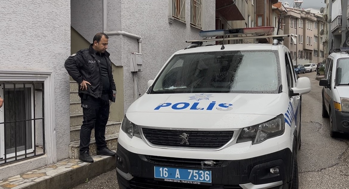 Bursa\'da cezaevi izinli 3 arkadaşın kaldığı evdeki ölümde 2 kişi gözaltına alındı