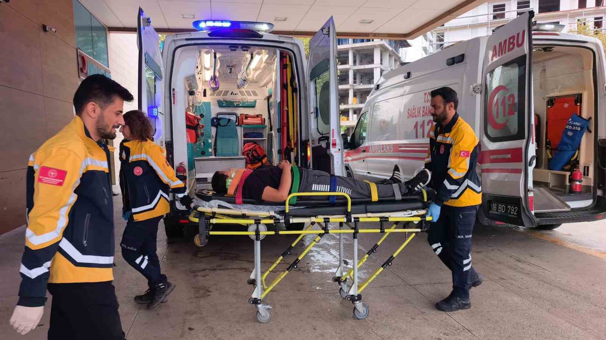 Bursa İnegöl\'de 12 yaşındaki çocuk, merdiven korumalığından kayıp düşerek yaralandı